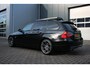 BMW 3-Serie Touring 318i Executive Clima/Cruise/Panodak/Bi-Xenon/Stoelverwarming/Navi/Bluetooth/Leder/PDC/RadioCD.AUX/18"LM/Isofix