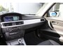 BMW 3-Serie Touring 318i Executive Clima/Cruise/Panodak/Bi-Xenon/Stoelverwarming/Navi/Bluetooth/Leder/PDC/RadioCD.AUX/18"LM/Isofix
