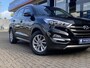 Hyundai Tucson 1.6 T-GDi Comfort / NL-Auto / 1e-Eigenaar / 177 PK / Cruise-Control / Climate-Control / Stoelverwarming V+A / Trekhaak / DAB Radio-Bluetooth / Navi / PDC-Achter met Camera / 17'' LMV / ENZ.