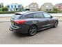 Ford Focus Wagon 1.0-125pk EcoBoost ST-Line AUTOMAAT ! Heel erg nette en goed onderhouden Ford Focus ST-Line wagon automaat. Volautm. airco dual, stoel-, stuur- en voorraamverw., camera, trekhaak, navigatie, telefoonvoorb., LM wln, cruise cntrl, skiluik etc., etc....