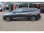 Ford Focus Wagon 1.0-125pk EcoBoost ST-Line AUTOMAAT ! Heel erg nette en goed onderhouden Ford Focus ST-Line wagon automaat. Volautm. airco dual, stoel-, stuur- en voorraamverw., camera, trekhaak, navigatie, telefoonvoorb., LM wln, cruise cntrl, skiluik etc., etc....