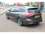 Ford Focus Wagon 1.0-125pk EcoBoost ST-Line AUTOMAAT ! Heel erg nette en goed onderhouden Ford Focus ST-Line wagon automaat. Volautm. airco dual, stoel-, stuur- en voorraamverw., camera, trekhaak, navigatie, telefoonvoorb., LM wln, cruise cntrl, skiluik etc., etc....