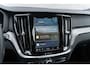 Volvo V60 2.0 T6 Plug-in hybrid AWD Plus Dark | Adaptieve Cruise Control | 360 Parkeercamera | 19" Lichtmetalen Velgen | Stoel-/Stuurverwarming | Harman Kardon Audio | Trekhaak | Sportstoelen |