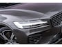 Volvo V60 2.0 T6 Plug-in hybrid AWD Plus Dark | Adaptieve Cruise Control | 360 Parkeercamera | 19" Lichtmetalen Velgen | Stoel-/Stuurverwarming | Harman Kardon Audio | Trekhaak | Sportstoelen |
