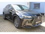 Lexus NX 450h+ AWD Luxury Line | Direct Leverbaar !! | Afneembare trekhaak | Stoel/stuur verwarming | Elektrisch verstelbare stoelen | Achteruitrijcamera | Adaptive cruise controle | Lane assist | Elektrische kofferbakklep | Elektrisch verstelbaar stuurwiel | Navigatie | Apple CarPlay/Android Auto | Keyless entry/start | Parkeersensoren V+A | Virtual cockpit | Dodehoekdetectie |