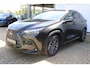 Lexus NX 450h+ AWD Luxury Line | Direct Leverbaar !! | Afneembare trekhaak | Stoel/stuur verwarming | Elektrisch verstelbare stoelen | Achteruitrijcamera | Adaptive cruise controle | Lane assist | Elektrische kofferbakklep | Elektrisch verstelbaar stuurwiel | Navigatie | Apple CarPlay/Android Auto | Keyless entry/start | Parkeersensoren V+A | Virtual cockpit | Dodehoekdetectie |