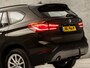 BMW X1 sDrive18i High Executive Automaat (PANORAMADAK, NAVIGATIE, CLIMATE, STOELVERWARMING, LEDEREN SPORTSTOELEN, CRUISE, LED KOPLAMPEN, TREKHAAK, NIEUWE APK, NIEUWSTAAT)