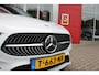 Mercedes-Benz A-klasse 180 136PK AMG LINE AUTOMAAT | PANORAMISCH SCHUIF/KANTEL DAK | KEYLESS ENTRY / GO | NAVIGATIE | ACHTERUITRIJ CAMERA | PARKEERSENSOREN VOOR EN ACHTER | HIGH PERFORMANCE LED KOPLAMPEN | STOEL VERWARMING | SPIEGEL PAKKET | NIGHT PAKKET | LICHTMETALEN VELGEN 19" | STERRENHEMEL | RODE AMG GORDELS |