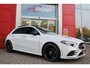Mercedes-Benz A-klasse 180 136PK AMG LINE AUTOMAAT | PANORAMISCH SCHUIF/KANTEL DAK | KEYLESS ENTRY / GO | NAVIGATIE | ACHTERUITRIJ CAMERA | PARKEERSENSOREN VOOR EN ACHTER | HIGH PERFORMANCE LED KOPLAMPEN | STOEL VERWARMING | SPIEGEL PAKKET | NIGHT PAKKET | LICHTMETALEN VELGEN 19" | STERRENHEMEL | RODE AMG GORDELS |