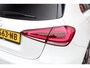 Mercedes-Benz A-klasse 180 136PK AMG LINE AUTOMAAT | PANORAMISCH SCHUIF/KANTEL DAK | KEYLESS ENTRY / GO | NAVIGATIE | ACHTERUITRIJ CAMERA | PARKEERSENSOREN VOOR EN ACHTER | HIGH PERFORMANCE LED KOPLAMPEN | STOEL VERWARMING | SPIEGEL PAKKET | NIGHT PAKKET | LICHTMETALEN VELGEN 19" | STERRENHEMEL | RODE AMG GORDELS |