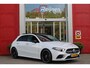 Mercedes-Benz A-klasse 180 136PK AMG LINE AUTOMAAT | PANORAMISCH SCHUIF/KANTEL DAK | KEYLESS ENTRY / GO | NAVIGATIE | ACHTERUITRIJ CAMERA | PARKEERSENSOREN VOOR EN ACHTER | HIGH PERFORMANCE LED KOPLAMPEN | STOEL VERWARMING | SPIEGEL PAKKET | NIGHT PAKKET | LICHTMETALEN VELGEN 19" | STERRENHEMEL | RODE AMG GORDELS |