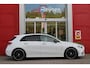 Mercedes-Benz A-klasse 180 136PK AMG LINE AUTOMAAT | PANORAMISCH SCHUIF/KANTEL DAK | KEYLESS ENTRY / GO | NAVIGATIE | ACHTERUITRIJ CAMERA | PARKEERSENSOREN VOOR EN ACHTER | HIGH PERFORMANCE LED KOPLAMPEN | STOEL VERWARMING | SPIEGEL PAKKET | NIGHT PAKKET | LICHTMETALEN VELGEN 19" | STERRENHEMEL | RODE AMG GORDELS |