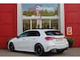 Mercedes-Benz A-klasse 180 136PK AMG LINE AUTOMAAT | PANORAMISCH SCHUIF/KANTEL DAK | KEYLESS ENTRY / GO | NAVIGATIE | ACHTERUITRIJ CAMERA | PARKEERSENSOREN VOOR EN ACHTER | HIGH PERFORMANCE LED KOPLAMPEN | STOEL VERWARMING | SPIEGEL PAKKET | NIGHT PAKKET | LICHTMETALEN VELGEN 19" | STERRENHEMEL | RODE AMG GORDELS |