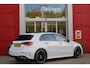 Mercedes-Benz A-klasse 180 136PK AMG LINE AUTOMAAT | PANORAMISCH SCHUIF/KANTEL DAK | KEYLESS ENTRY / GO | NAVIGATIE | ACHTERUITRIJ CAMERA | PARKEERSENSOREN VOOR EN ACHTER | HIGH PERFORMANCE LED KOPLAMPEN | STOEL VERWARMING | SPIEGEL PAKKET | NIGHT PAKKET | LICHTMETALEN VELGEN 19" | STERRENHEMEL | RODE AMG GORDELS |