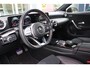 Mercedes-Benz A-klasse 180 136PK AMG LINE AUTOMAAT | PANORAMISCH SCHUIF/KANTEL DAK | KEYLESS ENTRY / GO | NAVIGATIE | ACHTERUITRIJ CAMERA | PARKEERSENSOREN VOOR EN ACHTER | HIGH PERFORMANCE LED KOPLAMPEN | STOEL VERWARMING | SPIEGEL PAKKET | NIGHT PAKKET | LICHTMETALEN VELGEN 19" | STERRENHEMEL | RODE AMG GORDELS |