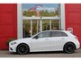 Mercedes-Benz A-klasse 180 136PK AMG LINE AUTOMAAT | PANORAMISCH SCHUIF/KANTEL DAK | KEYLESS ENTRY / GO | NAVIGATIE | ACHTERUITRIJ CAMERA | PARKEERSENSOREN VOOR EN ACHTER | HIGH PERFORMANCE LED KOPLAMPEN | STOEL VERWARMING | SPIEGEL PAKKET | NIGHT PAKKET | LICHTMETALEN VELGEN 19" | STERRENHEMEL | RODE AMG GORDELS |