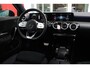 Mercedes-Benz A-klasse 180 136PK AMG LINE AUTOMAAT | PANORAMISCH SCHUIF/KANTEL DAK | KEYLESS ENTRY / GO | NAVIGATIE | ACHTERUITRIJ CAMERA | PARKEERSENSOREN VOOR EN ACHTER | HIGH PERFORMANCE LED KOPLAMPEN | STOEL VERWARMING | SPIEGEL PAKKET | NIGHT PAKKET | LICHTMETALEN VELGEN 19" | STERRENHEMEL | RODE AMG GORDELS |