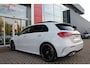 Mercedes-Benz A-klasse 180 136PK AMG LINE AUTOMAAT | PANORAMISCH SCHUIF/KANTEL DAK | KEYLESS ENTRY / GO | NAVIGATIE | ACHTERUITRIJ CAMERA | PARKEERSENSOREN VOOR EN ACHTER | HIGH PERFORMANCE LED KOPLAMPEN | STOEL VERWARMING | SPIEGEL PAKKET | NIGHT PAKKET | LICHTMETALEN VELGEN 19" | STERRENHEMEL | RODE AMG GORDELS |