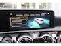 Mercedes-Benz A-klasse 180 136PK AMG LINE AUTOMAAT | PANORAMISCH SCHUIF/KANTEL DAK | KEYLESS ENTRY / GO | NAVIGATIE | ACHTERUITRIJ CAMERA | PARKEERSENSOREN VOOR EN ACHTER | HIGH PERFORMANCE LED KOPLAMPEN | STOEL VERWARMING | SPIEGEL PAKKET | NIGHT PAKKET | LICHTMETALEN VELGEN 19" | STERRENHEMEL | RODE AMG GORDELS |