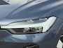 Volvo XC60 2.0 T6 Plug-in hybrid AWD Ultra Dark | Nieuw Binnen | Trekhaak | Adaptive cruise control | Head-up display | Harman/Kardon audio | Dode hoek detectie BLIS | Stoelverwarming voor + achter | Stuurverwarming | Elektrische stoelverstelling |