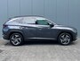 Hyundai Tucson 1.6 T-GDI 265pk PHEV Comfort Smart 4WD | Climate | Camera | Carplay | Keyless | Navigatie | Full - Led | Elek. Klep | Winterpakket | 19" Lichtmetaal | Digitale Cockpit | Parkeer Assistent | Adapt. Cruisecontrol | 1e Eigenaar
