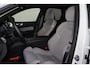 Volvo XC60 T8 Recharge AWD Ultra Dark - Luchtvering - Panorama/schuifdak - IntelliSafe Assist & Surround - 360º Camera - Adaptieve LED koplampen - Verwarmde voorstoelen, stuur & achterbank - Parkeersensoren voor & achter - Elektr. bedienb. voorstoelen met geheugen - Head up display - Draadloze tel. lader - Extra getint glas - Elektr. inklapbare trekhaak - 22' LMV