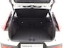 Volvo XC40 B4 211pk Plus Dark / Harman en Kardon audio / Keyless entry / Elektr. stoelen / Trekhaak / Stoel /- en stuurverwarming / Camera /