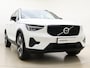 Volvo XC40 B4 211pk Plus Dark / Harman en Kardon audio / Keyless entry / Elektr. stoelen / Trekhaak / Stoel /- en stuurverwarming / Camera /