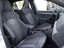 Volkswagen Golf 1.5 eTSI R-Line Edition | Panoramadak | Camera | Stoel- en Stuurverwarming | Carplay & Android Auto | Clima 3-zone |