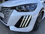 Peugeot 208 1.2 Hybrid 110 PK GT Automaat | NETTO DEAL | Glazen Panoramadak | Navigatie Via Telefoon | Parkeercamera | Climate Control | Keyless Entry & Start | Cruise Control | Sportstoelen | 17" Lichtmetalen Velgen | Full LED Verlichting | Dakspoiler |