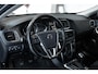Volvo V40 T2 Momentum | Stoelverwarming | Parkeercamera | Climate Control | High Performance Audio | Parkeersensoren voor + achter | Navigatie | Dealer onderhouden | 17'' Lichtmetalen velgen