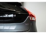 Volvo V40 T2 Momentum | Stoelverwarming | Parkeercamera | Climate Control | High Performance Audio | Parkeersensoren voor + achter | Navigatie | Dealer onderhouden | 17'' Lichtmetalen velgen