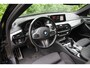 BMW 5-Serie 520d xDrive M-SPORT | ADAPTIVE CRUISE | MEMORY SEATS | HEAD-UP | DODE HOEK DETECTIE | STOEL + STUUR VERWARMING | 19'' LMV | ALCANTARA SPORT STOELEN | PRACHTIGE STAAT!
