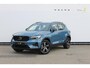 Volvo XC40 B4 211PK Automaat Plus Dark Google Infotainment / Semi elektrisch wegklapbare trekhaak / Verwarmbare voorruit / Harman Kardon Audio installatie / Elektrisch bedienbare voorstoelen