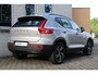 Volvo XC40 B4 Automaat Plus Dark | Verwarmbare Voorstoelen en Stuurwiel | Semi-Elektrische Trekhaak | Verwarmbare Voorruit | Premium Audio by Harman Kardon | Adaptieve Cruise Control | Park Assist