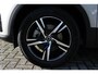 Volvo XC40 B4 Automaat Plus Dark | Verwarmbare Voorstoelen en Stuurwiel | Semi-Elektrische Trekhaak | Verwarmbare Voorruit | Premium Audio by Harman Kardon | Adaptieve Cruise Control | Park Assist