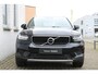 Volvo XC40 T2 Automaat Momentum | Panoramadak| Full map Navigatie| Parkeercamera| Park Assist voor en achter| Automatische dimmende binnen en buitenspiegels.