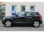 Volvo XC40 T2 Automaat Momentum | Panoramadak| Full map Navigatie| Parkeercamera| Park Assist voor en achter| Automatische dimmende binnen en buitenspiegels.
