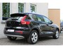 Volvo XC40 T2 Automaat Momentum | Panoramadak| Full map Navigatie| Parkeercamera| Park Assist voor en achter| Automatische dimmende binnen en buitenspiegels.