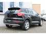 Volvo XC40 T2 Automaat Momentum | Panoramadak| Full map Navigatie| Parkeercamera| Park Assist voor en achter| Automatische dimmende binnen en buitenspiegels.