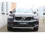 Volvo XC40 T2 Automaat Momentum | Panoramadak| Full map Navigatie| Parkeercamera| Park Assist voor en achter| Automatische dimmende binnen en buitenspiegels.