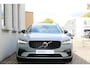 Volvo V90 T8 Plug-in hybrid AWD Ultra Dark | Premium Audio by Harman en Kardon | Interieur Voorverwarming| Head Up display | Adaptieve Cruise Control | BLIS | Gelaagde Zijruiten | Rondomzicht Camera | Panoramadak | Semi Electrische Trekhaak.
