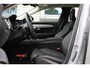 Volvo V90 T8 Plug-in hybrid AWD Ultra Dark | Premium Audio by Harman en Kardon | Interieur Voorverwarming| Head Up display | Adaptieve Cruise Control | BLIS | Gelaagde Zijruiten | Rondomzicht Camera | Panoramadak | Semi Electrische Trekhaak.