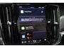 Volvo V90 T8 Plug-in hybrid AWD Ultra Dark | Premium Audio by Harman en Kardon | Interieur Voorverwarming| Head Up display | Adaptieve Cruise Control | BLIS | Gelaagde Zijruiten | Rondomzicht Camera | Panoramadak | Semi Electrische Trekhaak.