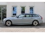 Volvo V90 T8 Plug-in hybrid AWD Ultra Dark | Premium Audio by Harman en Kardon | Interieur Voorverwarming| Head Up display | Adaptieve Cruise Control | BLIS | Gelaagde Zijruiten | Rondomzicht Camera | Panoramadak | Semi Electrische Trekhaak.