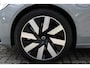 Volvo V90 T8 Plug-in hybrid AWD Ultra Dark | Premium Audio by Harman en Kardon | Interieur Voorverwarming| Head Up display | Adaptieve Cruise Control | BLIS | Gelaagde Zijruiten | Rondomzicht Camera | Panoramadak | Semi Electrische Trekhaak.