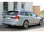 Volvo V90 T8 Plug-in hybrid AWD Ultra Dark | Premium Audio by Harman en Kardon | Interieur Voorverwarming| Head Up display | Adaptieve Cruise Control | BLIS | Gelaagde Zijruiten | Rondomzicht Camera | Panoramadak | Semi Electrische Trekhaak.