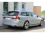 Volvo V90 T8 Plug-in hybrid AWD Ultra Dark | Premium Audio by Harman en Kardon | Interieur Voorverwarming| Head Up display | Adaptieve Cruise Control | BLIS | Gelaagde Zijruiten | Rondomzicht Camera | Panoramadak | Semi Electrische Trekhaak.