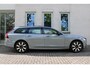Volvo V90 T8 Plug-in hybrid AWD Ultra Dark | Premium Audio by Harman en Kardon | Interieur Voorverwarming| Head Up display | Adaptieve Cruise Control | BLIS | Gelaagde Zijruiten | Rondomzicht Camera | Panoramadak | Semi Electrische Trekhaak.