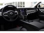 Volvo V90 T8 Plug-in hybrid AWD Ultra Dark | Premium Audio by Harman en Kardon | Interieur Voorverwarming| Head Up display | Adaptieve Cruise Control | BLIS | Gelaagde Zijruiten | Rondomzicht Camera | Panoramadak | Semi Electrische Trekhaak.